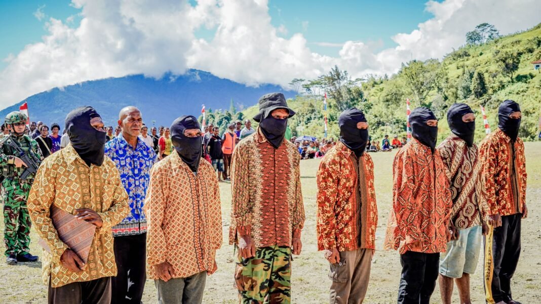 Lapangan Kiwirok Jadi Saksi Kedamaian: 8 Mantan Anggota Kelompok Bersenjata Pilih Kembali Ke NKRI Lapangan Kiwirok Jadi Saksi Kedamaian: 8 Mantan Anggota Kelompok Bersenjata Pilih Kembali Ke NKRI