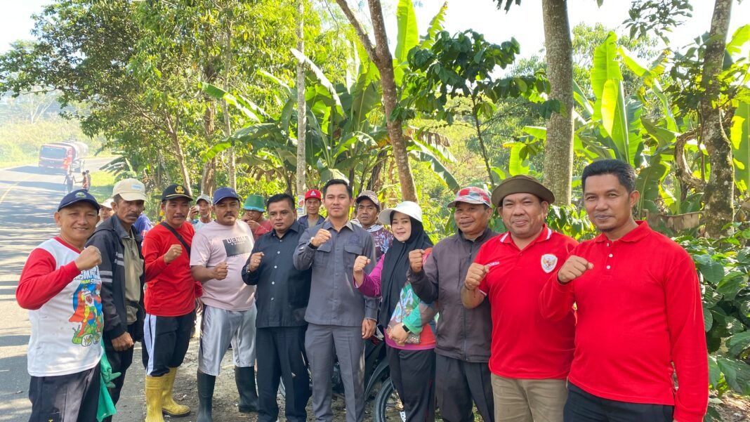 Legislator PDIP Prayitno dan Yogi Mandala Putra Edukasi Masyarakat untuk Tidak Membuang Sampah Sembarangan Legislator PDIP Prayitno dan Yogi Mandala Putra Edukasi Masyarakat untuk Tidak Membuang Sampah Sembarangan