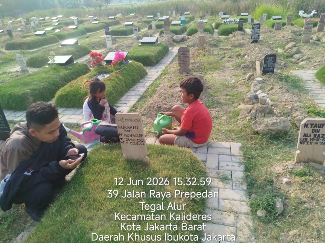 Peziarah Merasa Risih Dikawal Warga Saat Berdoa di TPU Tegal Alur, Pengelola Janji Tingkatkan Pengawasan Peziarah Merasa Risih Dikawal Warga Saat Berdoa di TPU Tegal Alur, Pengelola Janji Tingkatkan Pengawasan