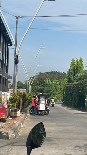 Warga Pertanyakan Kapan Gerobak PKL di Lapangan UMKM GOR Gondrong Akan Diangkut Warga Pertanyakan Kapan Gerobak PKL di Lapangan UMKM GOR Gondrong Akan Diangkut