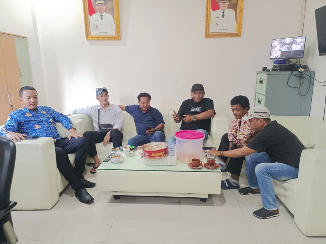 Silaturahmi Bersama Lurah Batujaya, Koordinasi Rutin dan Ngopi Bersama Kamtibmas Perkuat Keamanan Lingkungan Silaturahmi Bersama Lurah Batujaya, Koordinasi Rutin dan Ngopi Bersama Kamtibmas Perkuat Keamanan Lingkungan