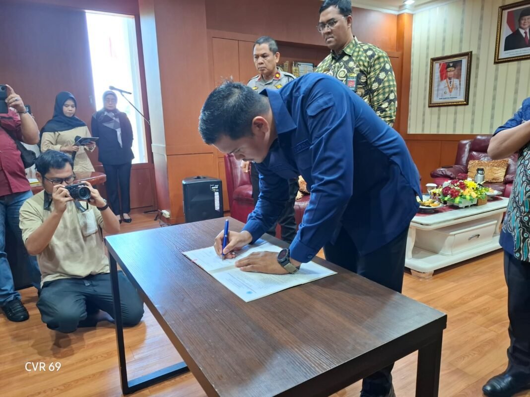 Bupati Bantaeng dan Forkopimda Teken Kesepakatan Bersama, Komitmen Sukseskan Pilkades Bupati Bantaeng dan Forkopimda Teken Kesepakatan Bersama, Komitmen Sukseskan Pilkades