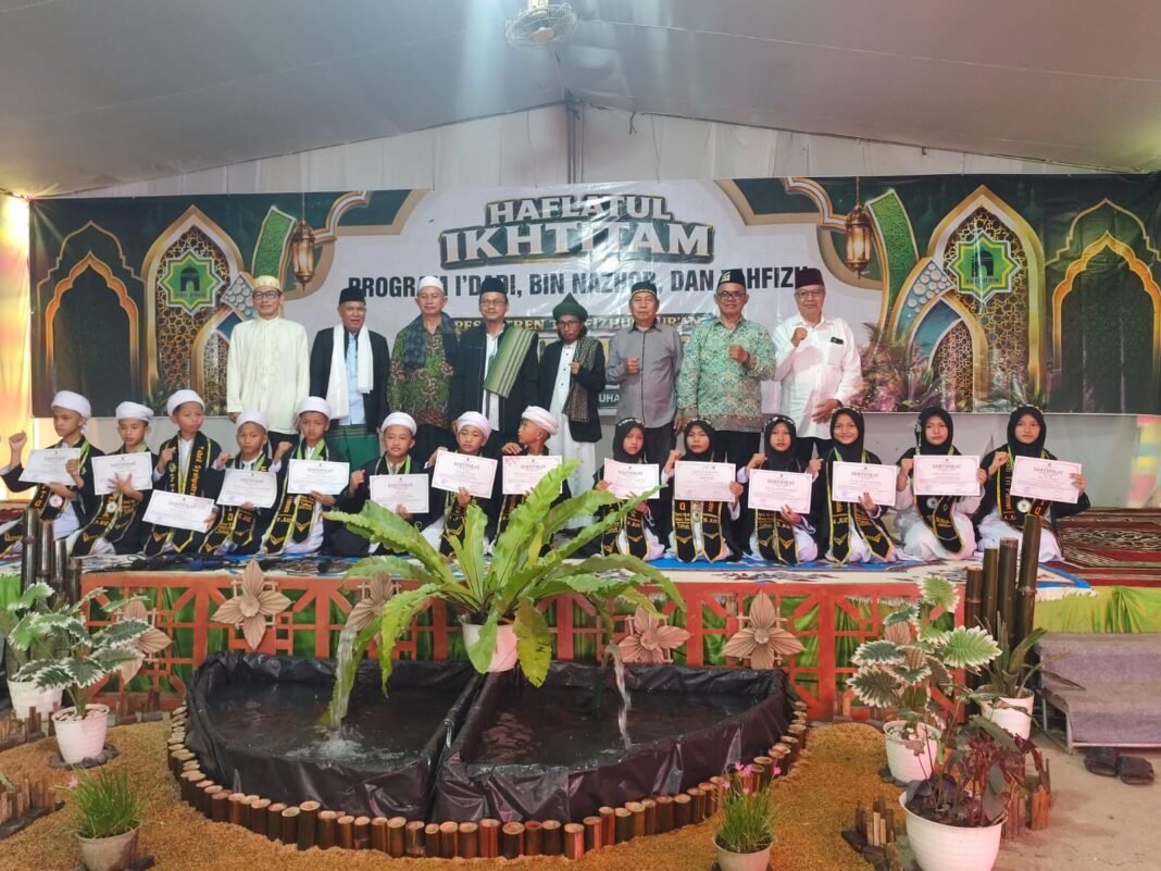 acara Haflatul ikhtitamuntuk Santri pondok pesantren darul hijroh yang di hadirin oleh Kyai Sukin ElAsghory. acara Haflatul ikhtitamuntuk Santri pondok pesantren darul hijroh yang di hadirin oleh Kyai Sukin ElAsghory.