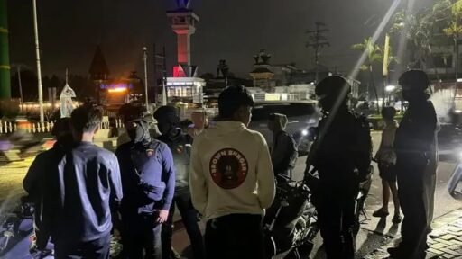 Stop Tawuran..!!! Tim LINGKABER Polres Karo Bubarkan Keributan Remaja Usai Terima Laporan Call Center 110 Stop Tawuran..!!! Tim LINGKABER Polres Karo Bubarkan Keributan Remaja Usai Terima Laporan Call Center 110