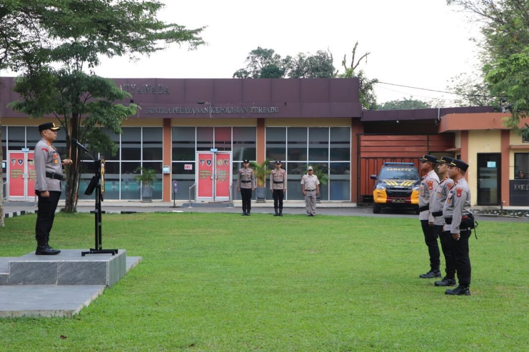 Apel Pagi Polres Muara Enim, Kapolres Serahkan Penghargaan untuk Personel Berprestasi Apel Pagi Polres Muara Enim, Kapolres Serahkan Penghargaan untuk Personel Berprestasi
