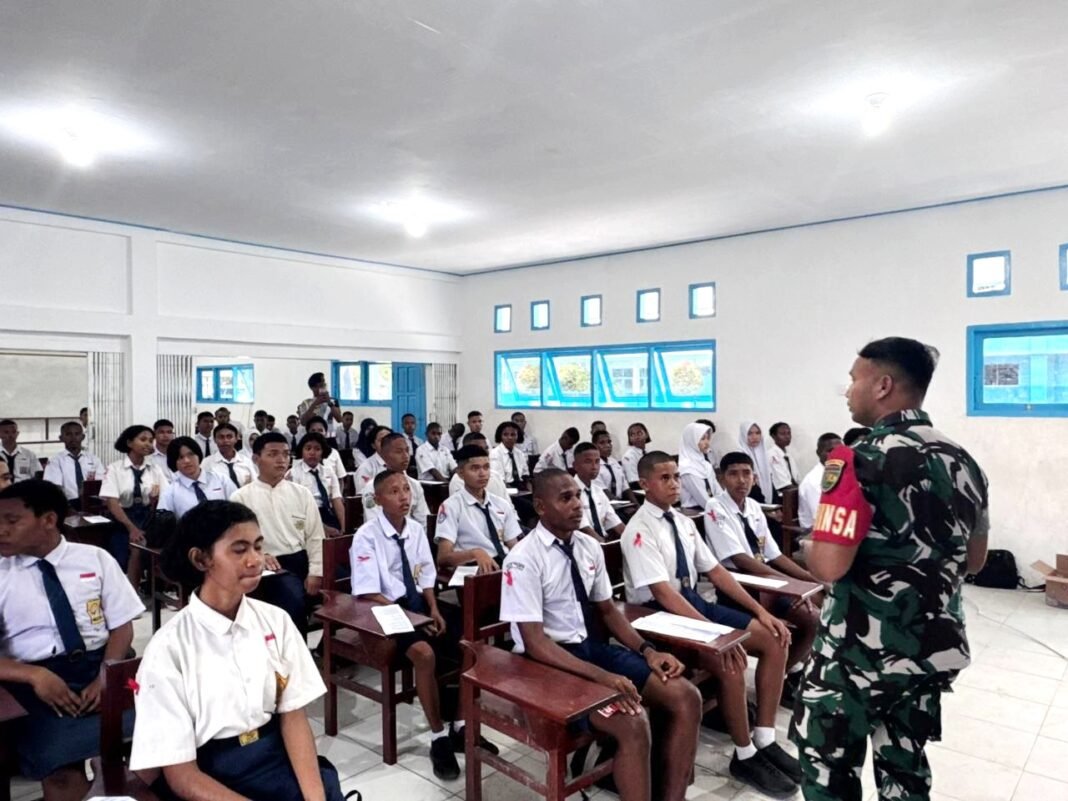 Babinsa Koramil Timika Beri Pembekalan kepada Siswa-Siswi Baru SMA Taruna Timika Babinsa Koramil Timika Beri Pembekalan kepada Siswa-Siswi Baru SMA Taruna Timika