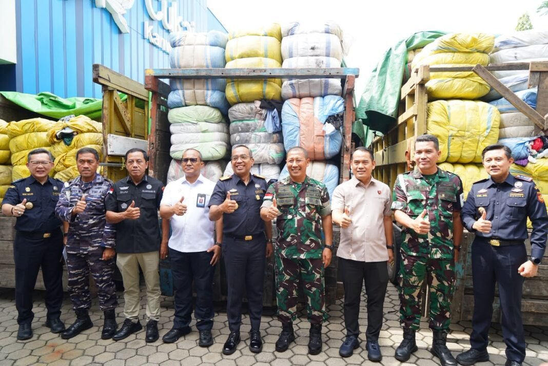 Kodaeral XII Dukung Sinergi Penegakan Hukum Berantas Peredaran Pakaian Bekas Ilegal Kodaeral XII Dukung Sinergi Penegakan Hukum Berantas Peredaran Pakaian Bekas Ilegal