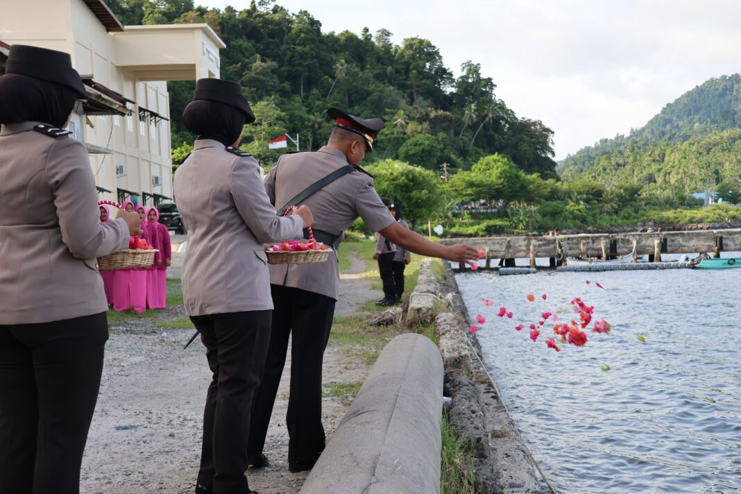 Upacara Tabur Bunga Hari Bhayangkara Ke-80, Polres Sabang Kenang Jasa Pahlawan Di Perairan Sabang |Kompas.sbs Upacara Tabur Bunga Hari Bhayangkara Ke-80, Polres Sabang Kenang Jasa Pahlawan Di Perairan Sabang |Kompas.sbs