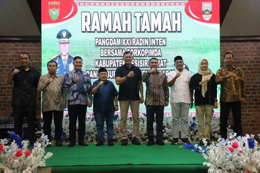 Bupati Parosil dan Wakil Bupati Pesisir Barat Ramah Tamah Dengan Pangdam XXI Raden Inten. Bupati Parosil dan Wakil Bupati Pesisir Barat Ramah Tamah Dengan Pangdam XXI Raden Inten.