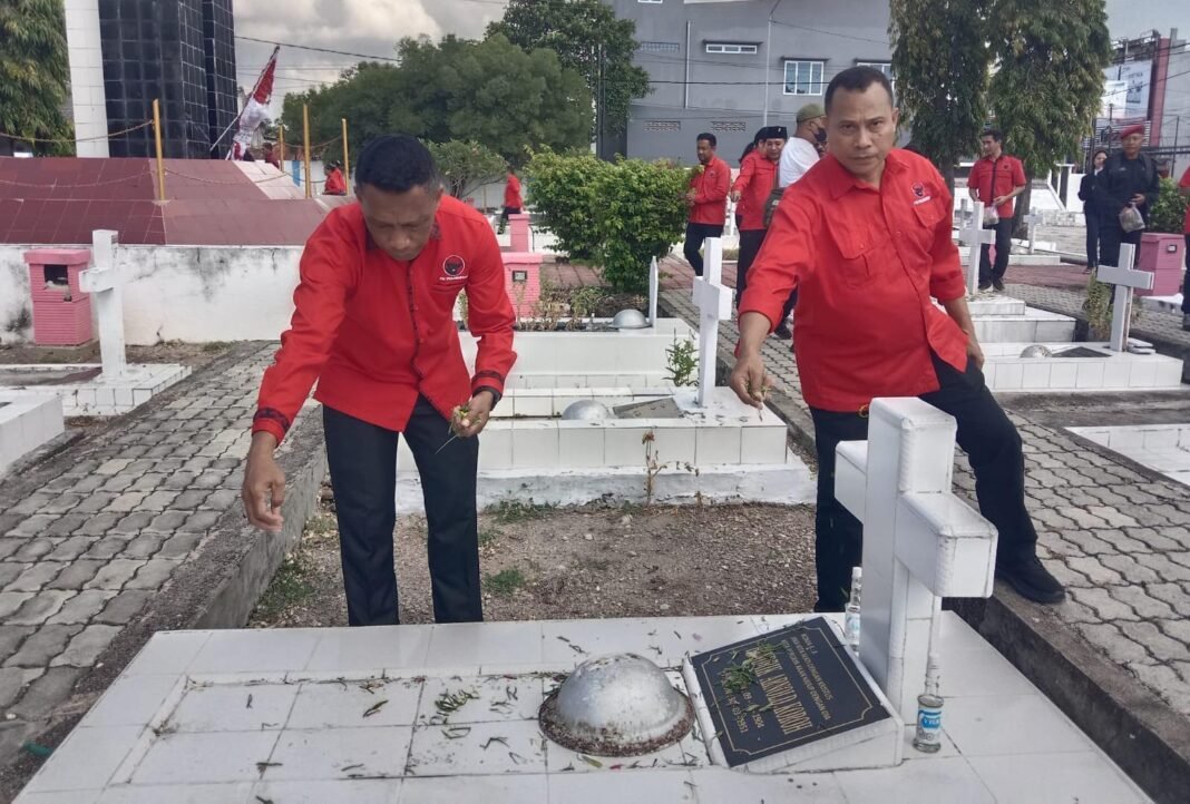 Maknai Bulan Bung Karno, DPD PDI Perjuangan NTT Tabur Bunga di TMP Dharma Loka Kupang Maknai Bulan Bung Karno, DPD PDI Perjuangan NTT Tabur Bunga di TMP Dharma Loka Kupang