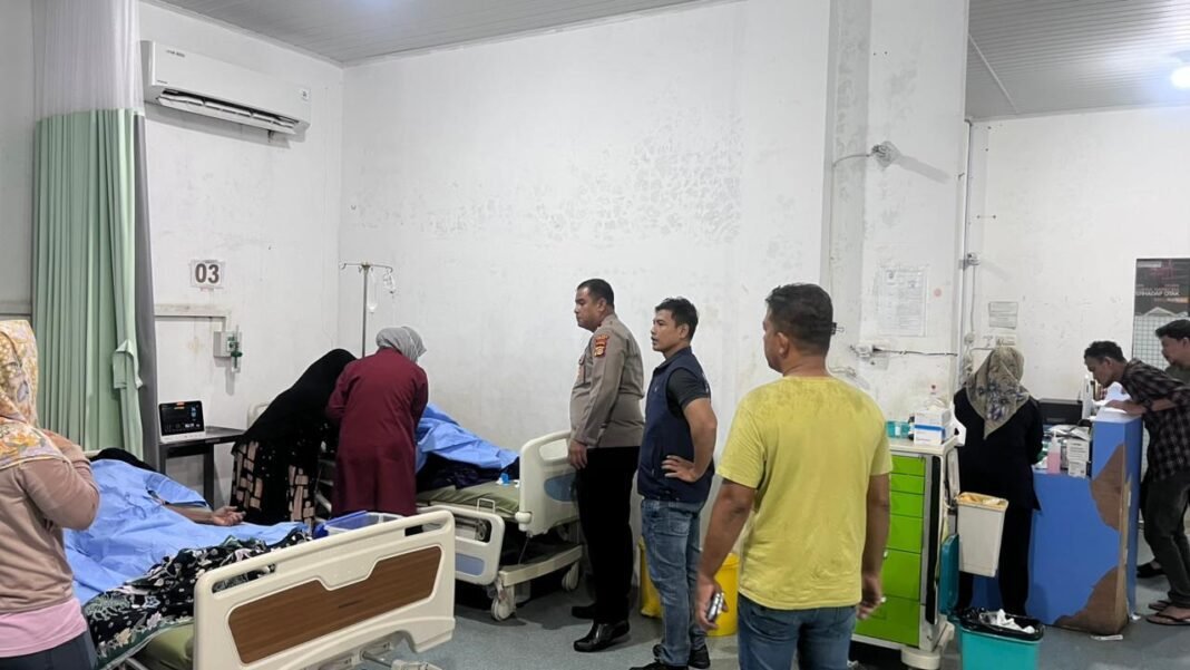 Kapolres Sabang Tinjau Lokasi Longsor dan Bantu Korban Bencana Akibat Cuaca Ekstrem | Kompas.sbs.-News. Kapolres Sabang Tinjau Lokasi Longsor dan Bantu Korban Bencana Akibat Cuaca Ekstrem | Kompas.sbs.-News.