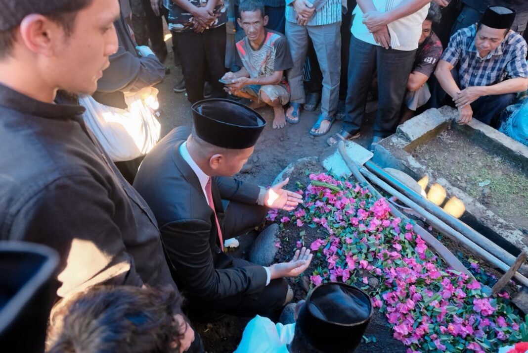 Bupati Bantaeng Pimpin Upacara Penghormatan Terakhir H. Muh. Yasin Bupati Bantaeng Pimpin Upacara Penghormatan Terakhir H. Muh. Yasin