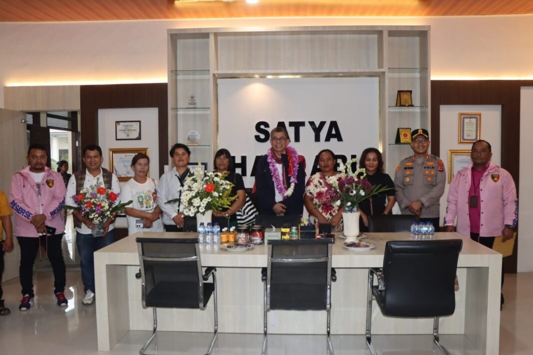 Puluhan Pedagang Bunga Didampingi Relawan Pink, Rumah Aspirasi dan Hinca Panjaitan Menggeruduk Mapolres Karo Puluhan Pedagang Bunga Didampingi Relawan Pink, Rumah Aspirasi dan Hinca Panjaitan Menggeruduk Mapolres Karo