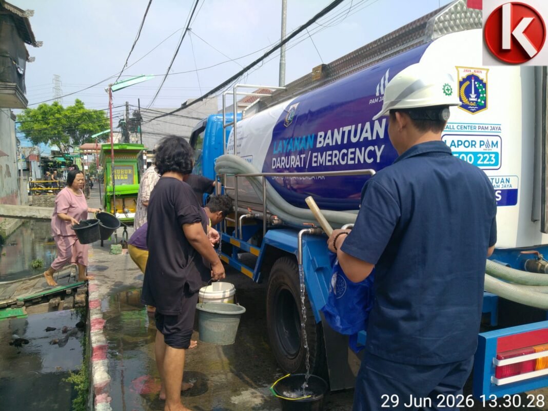 WARGA RT.004 RW.014 KELURAHAN.WARAKAS DAPAT DISTRIBUSI BANTUAN AIR BERSIH SEBANYAK 8000 LITER. WARGA RT.004 RW.014 KELURAHAN.WARAKAS DAPAT DISTRIBUSI BANTUAN AIR BERSIH SEBANYAK 8000 LITER.