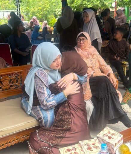 Ketika Ketua TP PKK Sabang Menjadi Tempat Bersandar Seorang Anak yang Kehilangan Ibunya | Kompas.sbs.-News Ketika Ketua TP PKK Sabang Menjadi Tempat Bersandar Seorang Anak yang Kehilangan Ibunya | Kompas.sbs.-News
