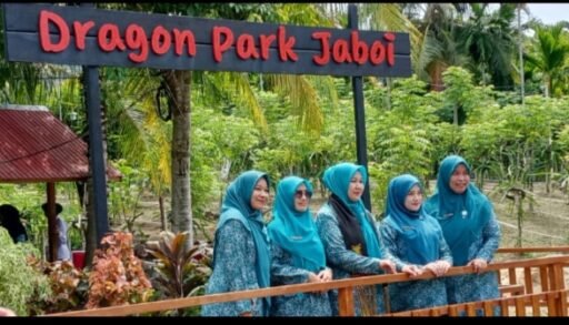 Ny.Nuri Farisal dan Ny Hj.Rita Mayasari Nikmati Dragon Park Jaboi, || Kompas SBS -NEWS. Ny.Nuri Farisal dan Ny Hj.Rita Mayasari Nikmati Dragon Park Jaboi, || Kompas SBS -NEWS.