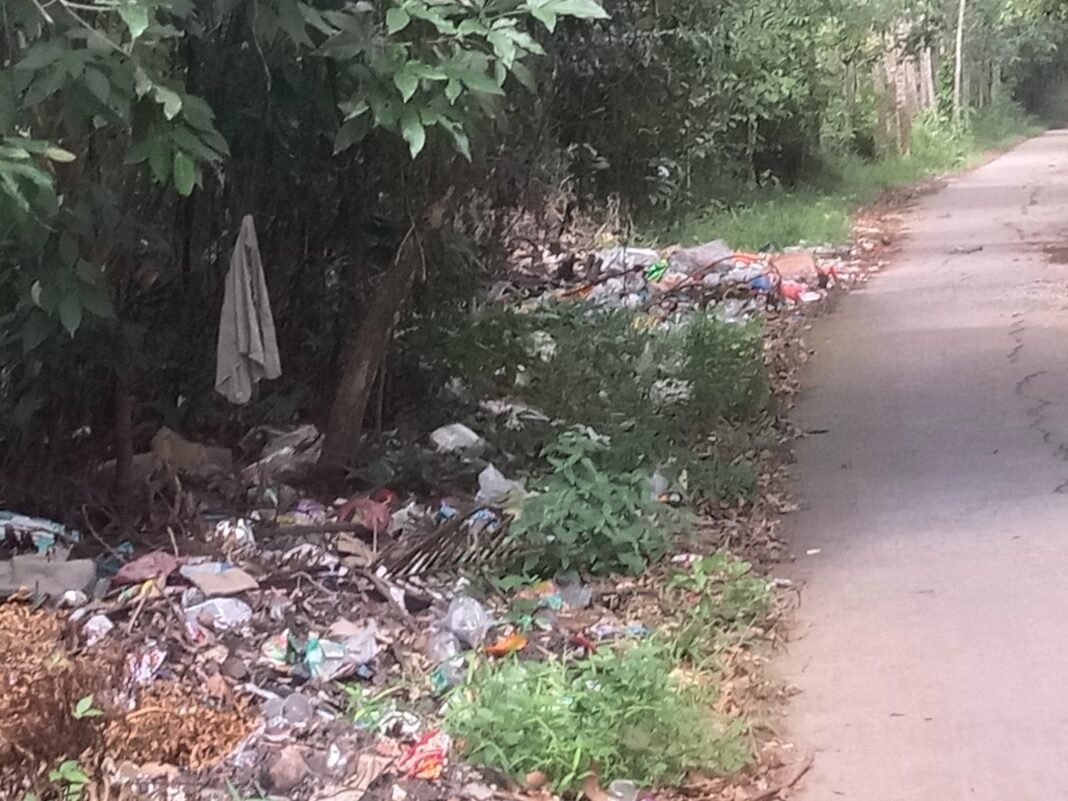 Diduga jalan Bumiayu sampah berserakan Diduga jalan Bumiayu sampah berserakan