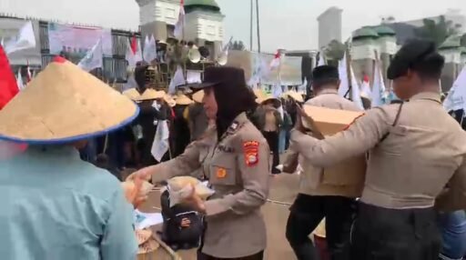 Polisi Bagikan Snack dan Minuman ke Massa Aksi KNARA di DPR Polisi Bagikan Snack dan Minuman ke Massa Aksi KNARA di DPR