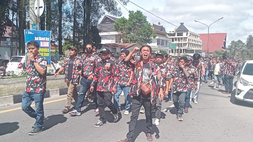 Laskar Merah Putih Kabupaten Karo Geruduk Polres Karo ! Minta Tuntaskan Kasus Penyerangan Kantor LMP Laskar Merah Putih Kabupaten Karo Geruduk Polres Karo ! Minta Tuntaskan Kasus Penyerangan Kantor LMP