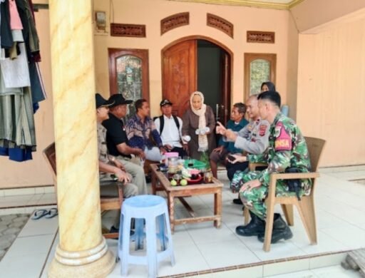 Wujud Kepedulian Sosial, Polsek Kedokanbunder Bersama Muspika Bantu Proses Rujukan Warga ke RSUD Indramayu Wujud Kepedulian Sosial, Polsek Kedokanbunder Bersama Muspika Bantu Proses Rujukan Warga ke RSUD Indramayu