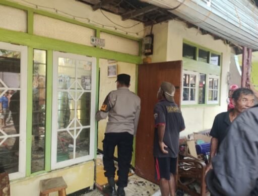 Polisi Gerak Cepat Bantu Padamkan Kebakaran Rumah Warga di Karangampel Polisi Gerak Cepat Bantu Padamkan Kebakaran Rumah Warga di Karangampel