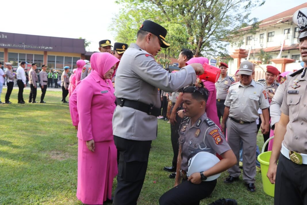 Personel Polres Muara Enim Rayakan Kenaikan Pangkat dengan Tradisi Guyur Air dan Semprotan AWC Personel Polres Muara Enim Rayakan Kenaikan Pangkat dengan Tradisi Guyur Air dan Semprotan AWC