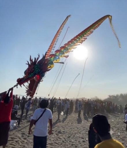 Pantai Ketawang Menjadi Pusat Sorotan: Festival Layang-Layang Nasional ke-10 Resmi Digelar Pantai Ketawang Menjadi Pusat Sorotan: Festival Layang-Layang Nasional ke-10 Resmi Digelar