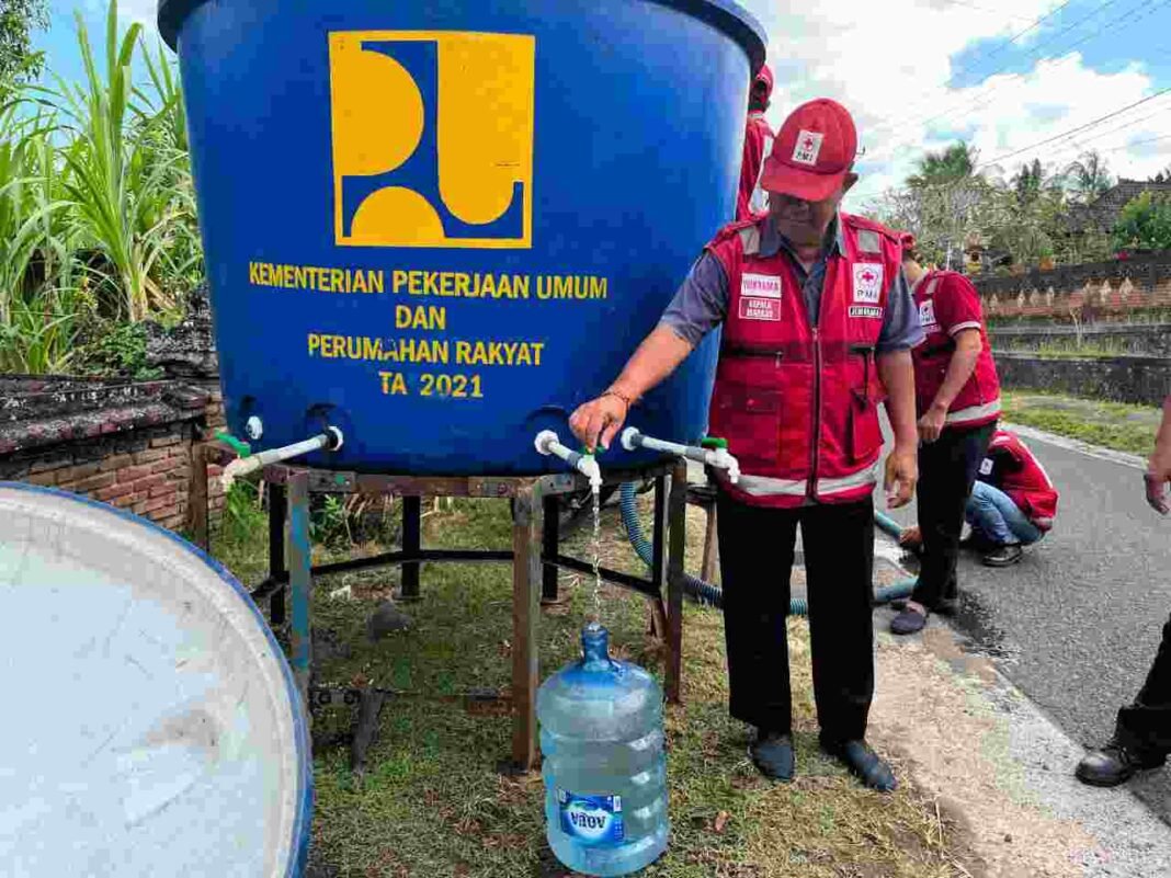 Distribusikan 5.000 Liter Air Bersih di Desa Pancardawa, PMI Jembrana Antisipasi Dampak El Nino Distribusikan 5.000 Liter Air Bersih di Desa Pancardawa, PMI Jembrana Antisipasi Dampak El Nino