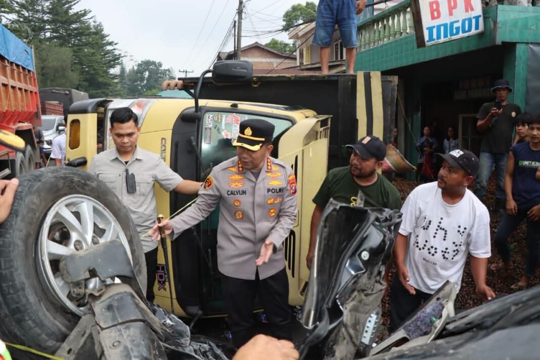 Rem Blong Hantam 8 Kendaraan di Sibolangit, 4 Tewas – Kapolrestabes Medan Turun Langsung Atasi Kemacetan” Rem Blong Hantam 8 Kendaraan di Sibolangit, 4 Tewas – Kapolrestabes Medan Turun Langsung Atasi Kemacetan”