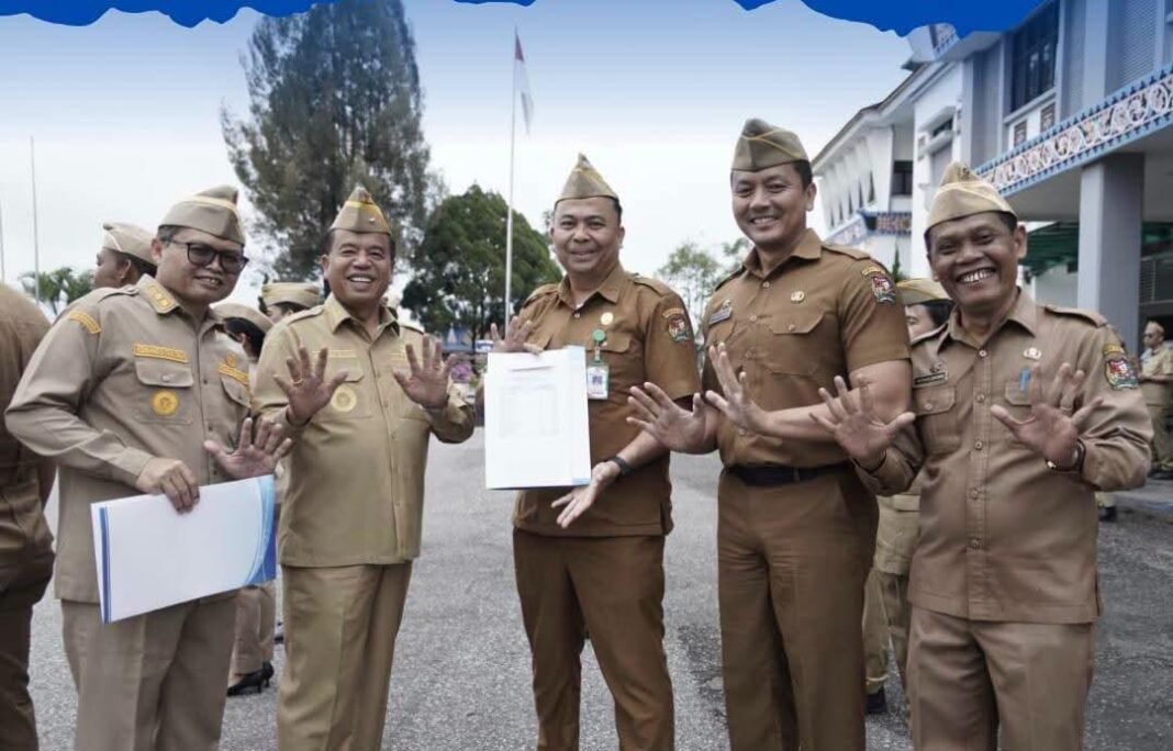 Bupati Karo Pimpin Apel Gabungan ASN, Serahkan SPPT dan DHKP PBB 2026 Kepada Seluruh Camat se Kabupaten Karo. Bupati Karo Pimpin Apel Gabungan ASN, Serahkan SPPT dan DHKP PBB 2026 Kepada Seluruh Camat se Kabupaten Karo.