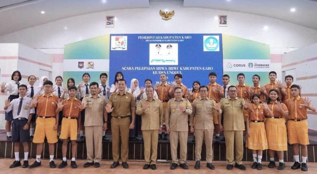 Bupati Karo Lepas 25 Siswa Lolos SMA Unggulan Nasional Bupati Karo Lepas 25 Siswa Lolos SMA Unggulan Nasional