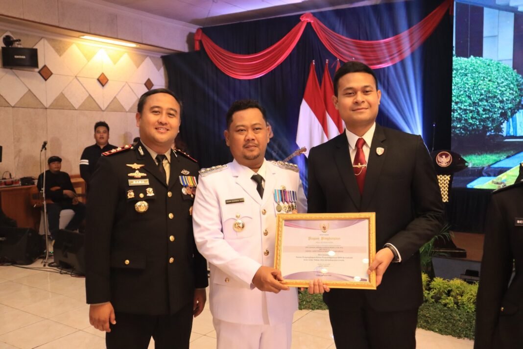 Polri untuk Masyarakat: Forkopimda Gresik Gelar Upacara dan Tasyakuran Hari Bhayangkara ke-80 Polri untuk Masyarakat: Forkopimda Gresik Gelar Upacara dan Tasyakuran Hari Bhayangkara ke-80
