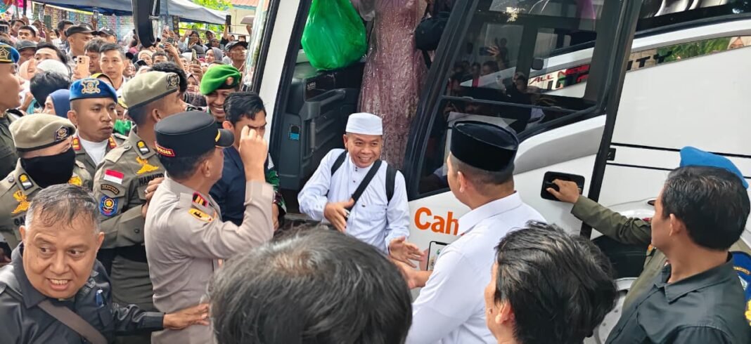 Bupati Bantaeng Sambut Kepulangan Jemaah Haji, 321 Jemaah Kembali dengan Selamat Bupati Bantaeng Sambut Kepulangan Jemaah Haji, 321 Jemaah Kembali dengan Selamat