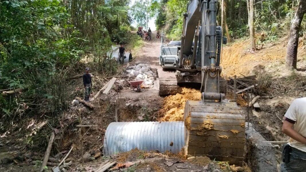 Kodim 0213/Nias Rampungkan Pembangunan Jembatan Aramco di Desa Botombawo Kodim 0213/Nias Rampungkan Pembangunan Jembatan Aramco di Desa Botombawo