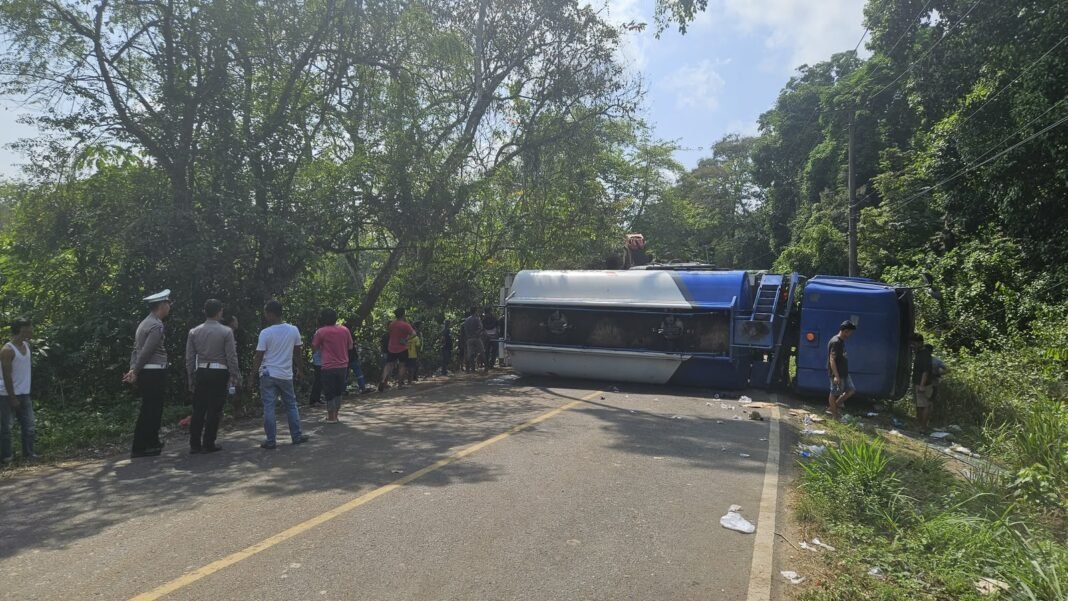 Sat Lantas Polres Muara Enim Lakukan Pengamanan dan Rekayasa Lalu Lintas Saat Evakuasi Mobil Tangki Terbalik Sat Lantas Polres Muara Enim Lakukan Pengamanan dan Rekayasa Lalu Lintas Saat Evakuasi Mobil Tangki Terbalik