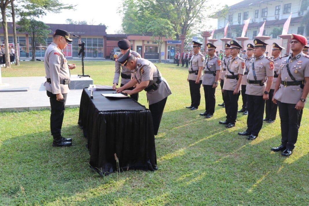 Gema Semangat Kebersamaan, Puluhan Personel Polres Muara Enim Nobar Film Tanah Runtuh di City Mall Lahat Gema Semangat Kebersamaan, Puluhan Personel Polres Muara Enim Nobar Film Tanah Runtuh di City Mall Lahat
