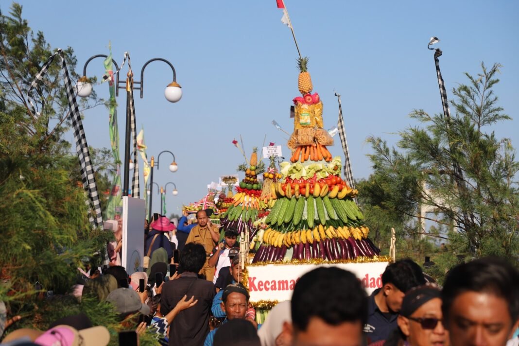 Di Balik Larungan Tumpeng: Rasa Syukur Nelayan Jatimalang dan Harapan Sejahtera Bersama Di Balik Larungan Tumpeng: Rasa Syukur Nelayan Jatimalang dan Harapan Sejahtera Bersama