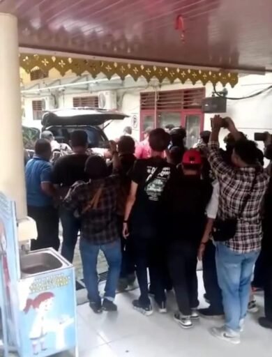 Geger! KPK Geledah Disdik Langkat, Bawa Pergi 3 Koper & 1 Kardus Dokumen Rahasia Proyek Suap Geger! KPK Geledah Disdik Langkat, Bawa Pergi 3 Koper & 1 Kardus Dokumen Rahasia Proyek Suap