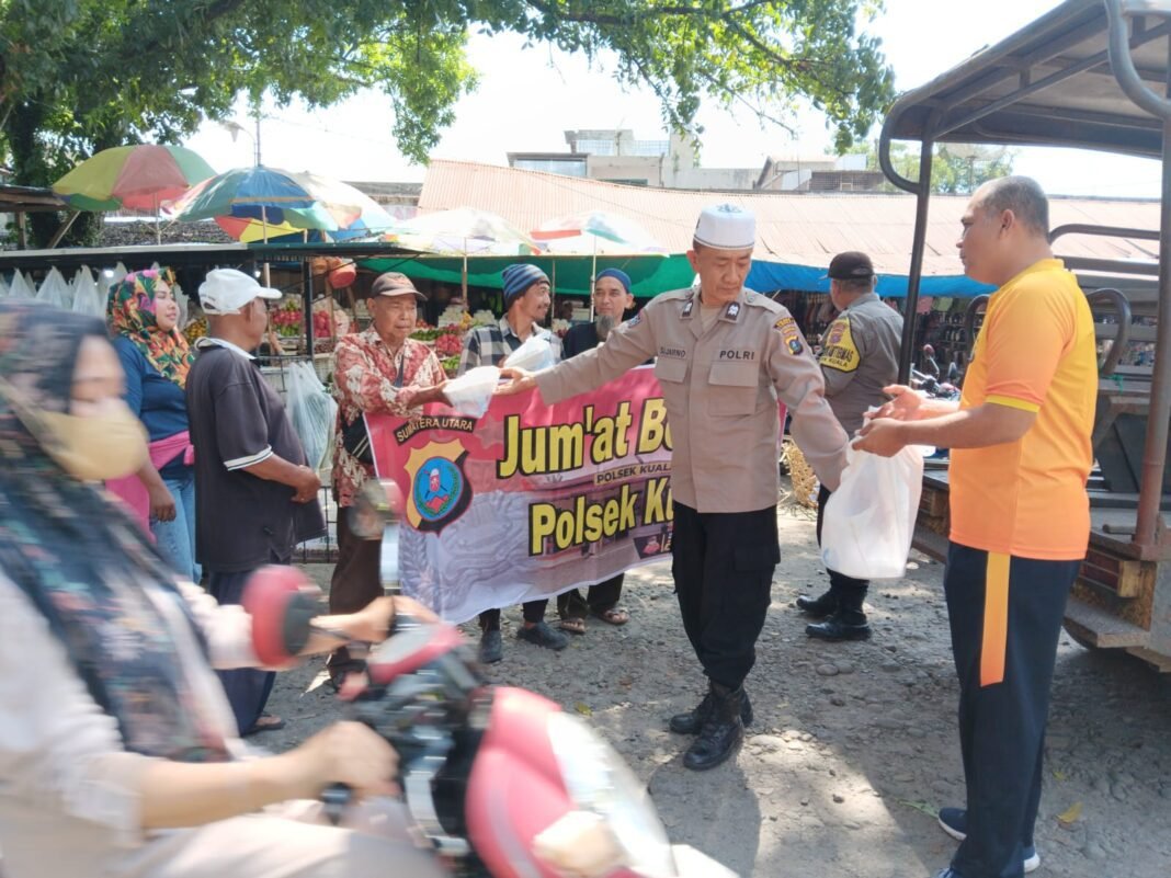 Jumat Berkah Polsek Kuala, Berbagi Nasi Kotak Sambil Pererat Kedekatan dengan Masyarakat Jumat Berkah Polsek Kuala, Berbagi Nasi Kotak Sambil Pererat Kedekatan dengan Masyarakat