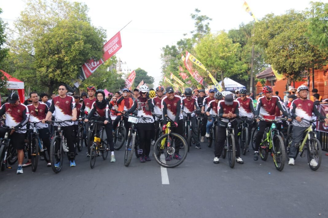 Ramaikan HUT Bhayangkara Ke 80, Dandim 0805/Ngawi Beserta Ibu Ikuti Gowes Bersama Ramaikan HUT Bhayangkara Ke 80, Dandim 0805/Ngawi Beserta Ibu Ikuti Gowes Bersama
