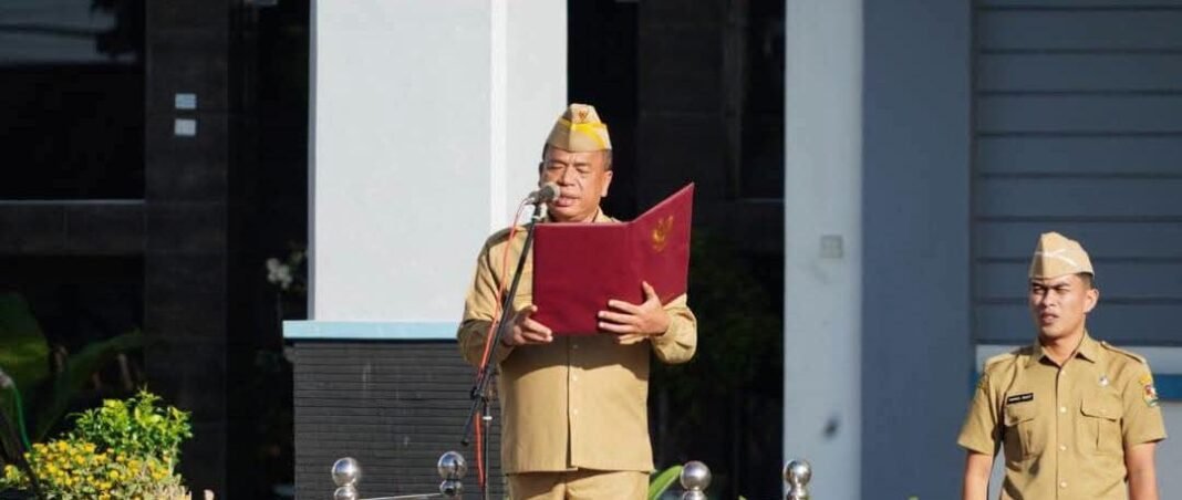 Bupati Karo Pimpin Apel Gabungan ASN di Lingkungan Pemkab Karo Bupati Karo Pimpin Apel Gabungan ASN di Lingkungan Pemkab Karo