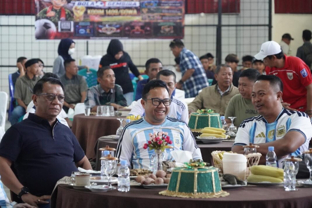 Wakil Bupati Gowa Nobar Piala Dunia Bersama Jajaran TNI dan Masyarakat Pattallassang Wakil Bupati Gowa Nobar Piala Dunia Bersama Jajaran TNI dan Masyarakat Pattallassang