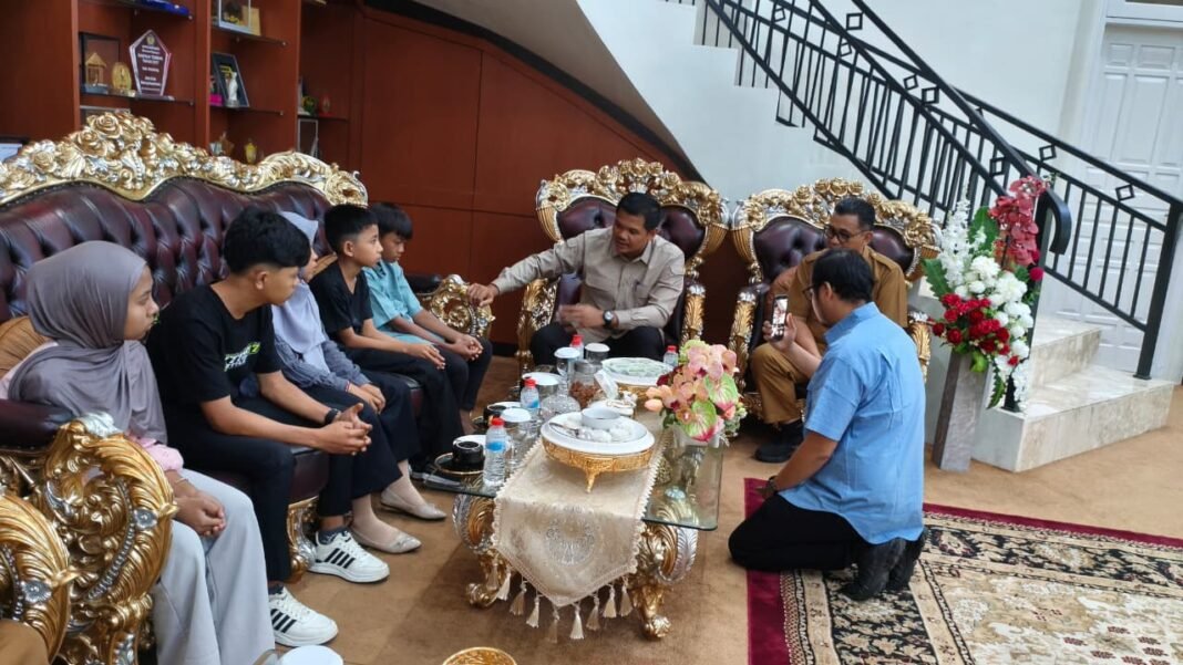 Bupati Uji Nurdin Lepas Lima Siswa Emban Pendidikan di Sekolah Rakyat Bupati Uji Nurdin Lepas Lima Siswa Emban Pendidikan di Sekolah Rakyat