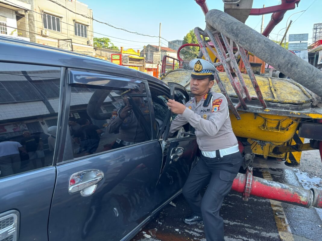 Hadir Tanpa Menunggu Laporan, Kasat Lantas Polresta Gowa Sigap Bantu Korban Kecelakaan Hadir Tanpa Menunggu Laporan, Kasat Lantas Polresta Gowa Sigap Bantu Korban Kecelakaan