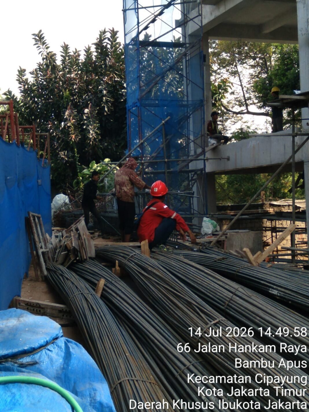 Mandor Pakai Sandal Jepit, Proyek PT Dua Kelinci Diduga Langgar Keselamatan Kerja Mandor Pakai Sandal Jepit, Proyek PT Dua Kelinci Diduga Langgar Keselamatan Kerja
