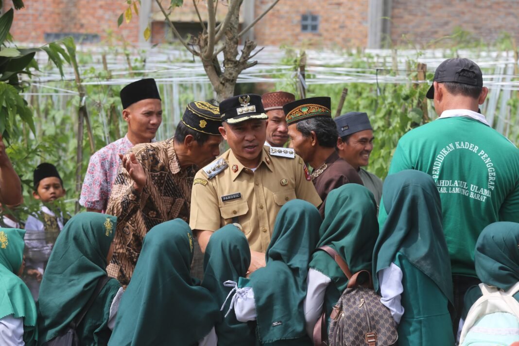 Pasca Kebakaran, Bupati Parosil Serahkan Bantuan dan Ingatkan Bahaya Korsleting. Pasca Kebakaran, Bupati Parosil Serahkan Bantuan dan Ingatkan Bahaya Korsleting.