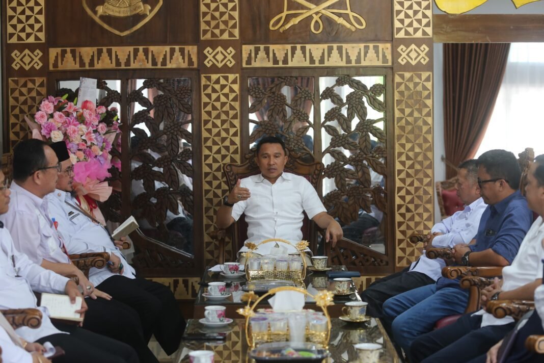 Parosil Mabsus Dorong MBG Jadi Penggerak Ekonomi Masyarakat Lampung Barat Parosil Mabsus Dorong MBG Jadi Penggerak Ekonomi Masyarakat Lampung Barat