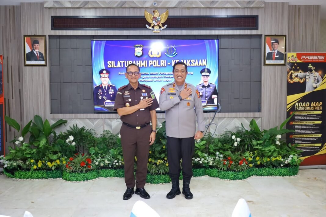Perkuat Sinergitas Polri dan Kejaksaan, Kapolda Sulsel Gelar Silaturahmi Bersama Kajati Sulsel Perkuat Sinergitas Polri dan Kejaksaan, Kapolda Sulsel Gelar Silaturahmi Bersama Kajati Sulsel