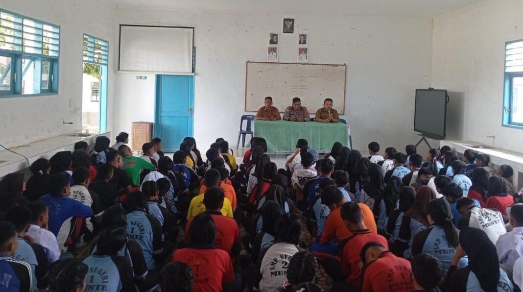 Polsek Munte Edukasi Pelajar SMA Negeri 1 Munte Terkai Bahaya Narkoba dan Displin Berlalu Lintas Polsek Munte Edukasi Pelajar SMA Negeri 1 Munte Terkai Bahaya Narkoba dan Displin Berlalu Lintas