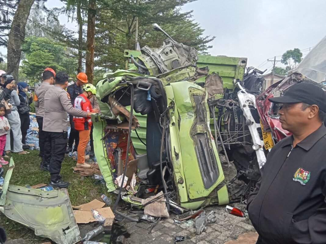 Kecelakaan Tabrakan Beruntun di Sibolangit ! Melibatkan 9 Mobil, 4 Meninggal, 8 Luka Luka Kecelakaan Tabrakan Beruntun di Sibolangit ! Melibatkan 9 Mobil, 4 Meninggal, 8 Luka Luka